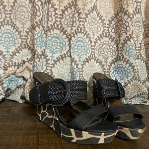 Size 8.5 giraffe print heel sandals